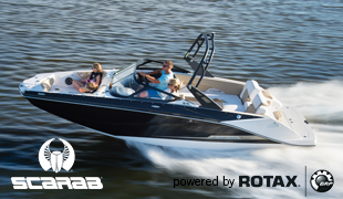 Scarab Jet-Sportboote angetrieben mit leistungsstarken Rotax-Motoren Scarab Jetboot flitzt über das Wasser